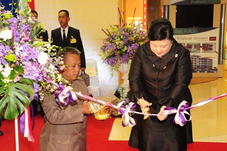 HRH Princess Soamsawalee cuts the ribbon to open a cervical cancer protection exhibition at Central Festival Pattaya Beach.