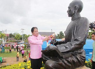 Rayong Gov. Senee Jittakasem leads the remembrance and merit-making ceremony at Sunthorn’s statue in Klaeng District, the birthplace of the poet’s father.