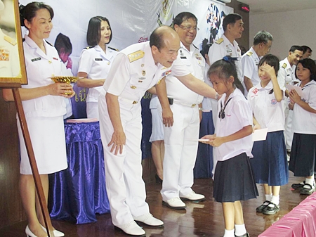 Top navy officers from the Royal Thai Navy’s Ordinance Department hand out more than 700,000 baht in scholarships for children of enlisted personnel. 
