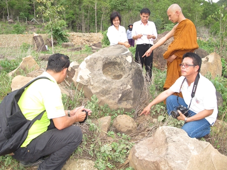 Monk Basanyasee Phikhu of the Jantharam Dhamma monastery points to another find.