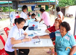 Folks from the Chong Lom Temple-area receive free medical advice as part of the city’s doctor-house call project.