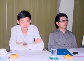 TAT officials Sanpech Supabowornsthian (left) and Prayuth Tamthum (right) announce the Amazing Thailand Grand Sale 2012.