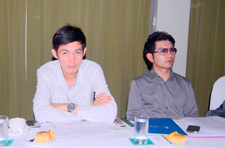 TAT officials Sanpech Supabowornsthian (left) and Prayuth Tamthum (right) announce the Amazing Thailand Grand Sale 2012. 