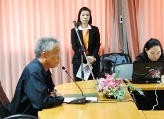 Chonburi mayor Decho Khongchayasukhwat addresses a meeting about the community recycling bank program.