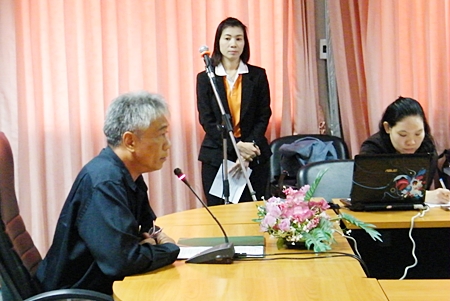Chonburi mayor Decho Khongchayasukhwat addresses a meeting about the community recycling bank program. 