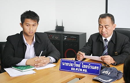 Khomsan Wetchpan, head of the Pattaya Volunteer Civic Club, files a complaint with Prawit Chaibuadaeng, Department of Special Investigations Eastern Region director. 