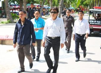 Pol. Lt. Col. Kiattisak Srathongoil (left), Deputy Superintendent of Pattaya Police Crime Suppression Division tours the beach with Deputy Mayor Ronakit Ekasingh, choosing six spots for construction of new police boxes.