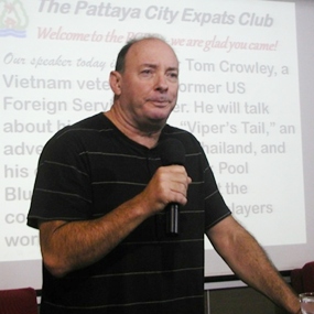 Member Vincent Ward introduces Tom Crowley as the guest speaker at the PCEC Sunday meeting. Tom is the author of a “Vipers Tail” and “Bangkok Pool Blues”.