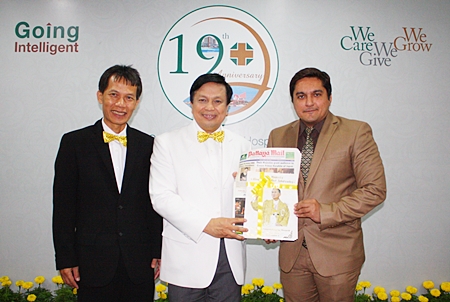 Kamolthep Malhotra (right), GM of Pattaya Mail Publishing Co. Ltd., congratulates Nopadol Nopkhun (center), director of Samitivej Sriracha Hospital and Saifon Suwan MD (left), assistant director on the 19th anniversary of Samitivej Sriracha Hospital. 