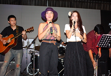 Lula invites one of her fans to sing with her up on stage.