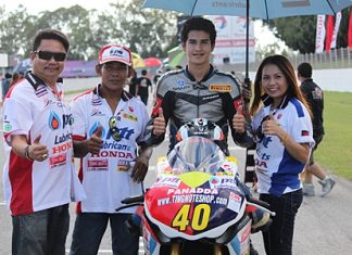 Pattaya superbike rider Ben Fortt poses before the start of the Motorcycle Mag race at Bira Circuit Pattaya last weekend with team boss Rachata Warongon of Panadda racing team, far left, the mechanic, 2nd left, and brolly girl, right. Fortt managed to record the fastest lap in qualifying of 1.06.2 but in the race was in 7th place on the 1st lap and rode a truly determined performance to finish 3rd.
