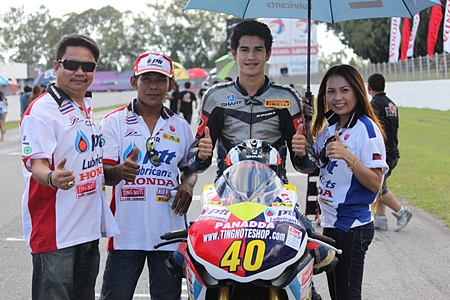 Pattaya superbike rider Ben Fortt poses before the start of the Motorcycle Mag race at Bira Circuit Pattaya last weekend with team boss Rachata Warongon of Panadda racing team, far left, the mechanic, 2nd left, and brolly girl, right. Fortt managed to record the fastest lap in qualifying of 1.06.2 but in the race was in 7th place on the 1st lap and rode a truly determined performance to finish 3rd.