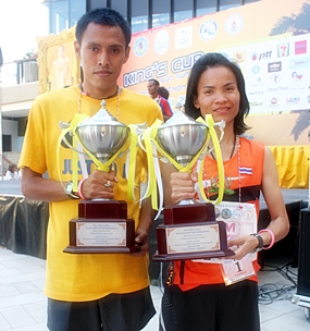 Thailand’s top two marathon finishes, Aumnuay Tongmit and Nathayan Thonronawat with their King’s Cup trophies.