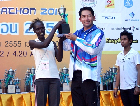 Women’s champ Elizabeth Jeruiyot Chemweno receives her trophy from Pattaya Mayor Ittipol Khunplome.