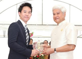 Deputy Prime Minister and Ministry of Interior, H.E. Yongyuth Wichaidit (right) presents the Plaque of Honor to Royal Cliff Hotels Group Executive Director Vitanart Vathanakul (left).
