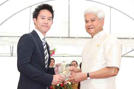 Deputy Prime Minister and Ministry of Interior, H.E. Yongyuth Wichaidit (right) presents the Plaque of Honor to Royal Cliff Hotels Group Executive Director Vitanart Vathanakul (left). 