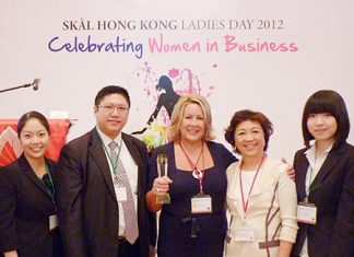 Susan Field (center) is named Skål Hong Kong’s “Business Leader of the Year”.