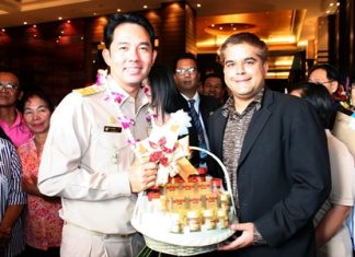 Representing the Pattaya Mail Media Group, Tony Malhotra (right) Deputy MD presents a basket of nourishing and healthy drinks to Mayor Itthiphol Kunplome on the first day of his office to congratulate him on his re-election as Mayor of Pattaya City.