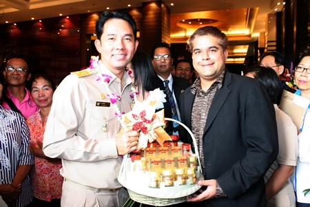 Representing the Pattaya Mail Media Group, Tony Malhotra (right) Deputy MD presents a basket of nourishing and healthy drinks to Mayor Itthiphol Kunplome on the first day of his office to congratulate him on his re-election as Mayor of Pattaya City.