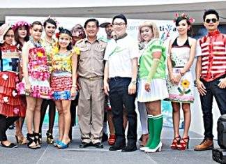 Saran Tantichamnan (4th right), GM of the Central Festival Center together with his friendly staff visited the Nernplabwan School where they organized ‘Energy Day 2012’. Together with Wattana Plienrith (4th left), the school’s head, they held educational activities for the students to instill the awareness of environment preservation and protection especially in matters of reduction of energy consumption.