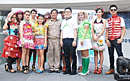Saran Tantichamnan (4th right), GM of the Central Festival Center together with his friendly staff visited the Nernplabwan School where they organized ‘Energy Day 2012’. Together with Wattana Plienrith (4th left), the school’s head, they held educational activities for the students to instill the awareness of environment preservation and protection especially in matters of reduction of energy consumption.