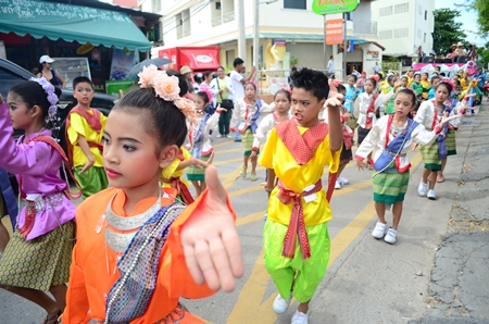 Arunothai students perform ancient Thai classical dance in the parade to Wat Nong Or.