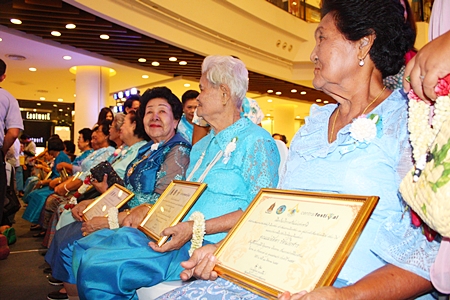 Some of the outstanding mothers awarded certificates from the mayor at Central Festival Pattaya Beach.