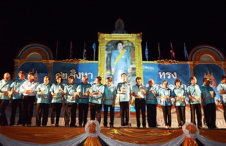 Mayor Itthiphol Kunplome leads Pattaya administrators and local citizens in a candlelight ceremony in honor of HM the Queen.