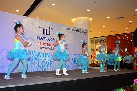 Students from Pattaya School No. 9 perform for their mothers at Central Festival Pattaya Beach.