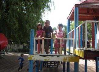 Children have fun on Mother’s Day at Hand to Hand.