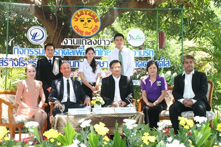 (Seated left-right) Praichit Jetpai, Chairwoman of YWCA Bangkok-Pattaya; Lewis Underwood, Chairman of Jesters Care for Kids; Deputy Mayor Wutisak Rermkitkarn, Sopin Thappajug, CEO of Diana Group, Tony Malhotra Director of PR for Jesters Care for Kids, with the graduates (standing left-right) Rienchai, Neffie and Chaichana.