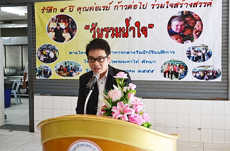 Pattaya City Councilman Rattanachai Suthidechanai addresses the assemblage.