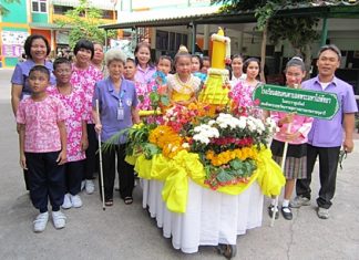 Aurora Sribuaphan (front row with cane), director of the Redemptorist School for the Blind, poses for a picture with her students.