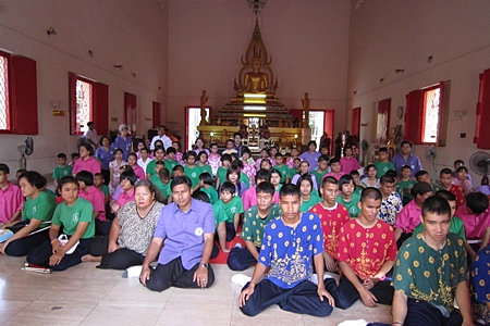 Students gather inside Photisampan Temple to begin the presentation of robes and necessities. 