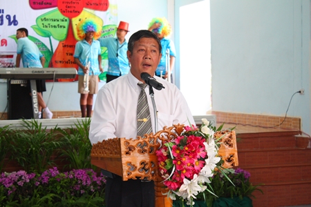 Jeerasak Jitsom, director of Pattaya School No. 5, welcomes the committee to his school.