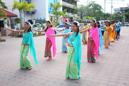 Students from Pattaya School No. 5 perform a welcome dance for the committee.