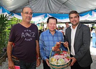 Korn Kij-amorn (left), Pattaya Mail office manager and Suwanthep “Tony” Malhotra (right), Pattaya Mail’s deputy managing director, wish Sansak Ngampichet a happy 71st birthday.