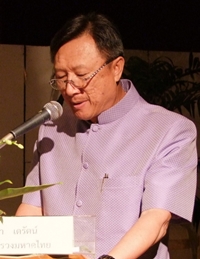 The ministry’s Deputy Permanent Secretary, former Chonburi governor Pracha Taerat announces local plans to join the Kingdom-wide planting of 800 million trees.