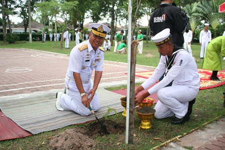 Rear Adm. Thawee Phikulthong plants a tree dedicated to HM the Queen. 
