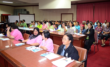 Community leaders receive training in ways to get migrant Thai workers to register their homes here in Pattaya. 