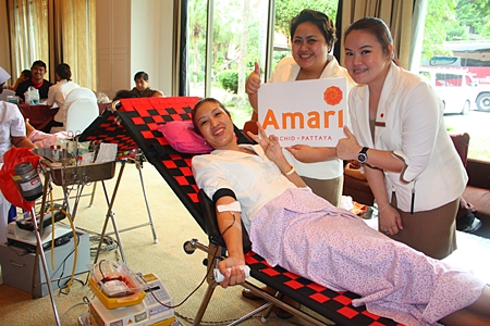 Amari Orchid Pattaya’s executive assistant manager, Latiporn Tongkhunna donates her blood to Rajadhevi Sriracha Hospital.