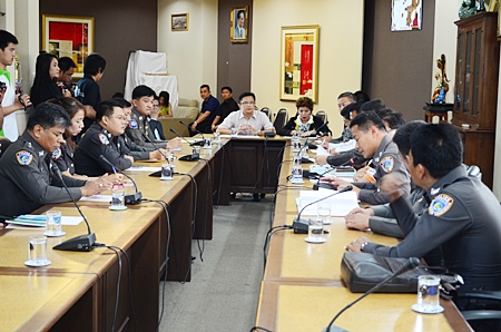 Deputy Mayor Wutisak Rermkitkarn presides over a meeting with the Consumer Protection Police Division and representatives of the Consumer Union. 
