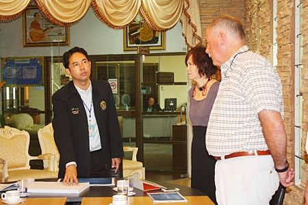 Mayor Itthiphol Kunplome (left) chats with Swiss pier designer Philippe Guenat-Patry (right) about the possibility of expanding Bali Hai Pier to incorporate a luxury yacht marina. 
