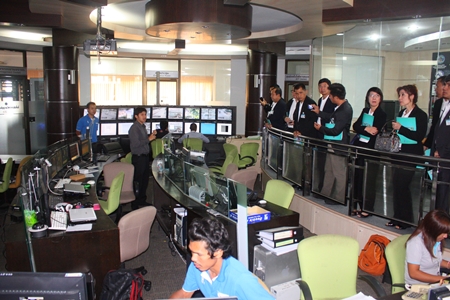 Police committee members from the high-ranking officers administration course visit Pattaya’s Command & Control center. 