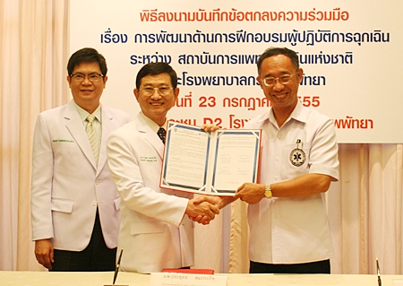 (L to R) Dr. Pichit Kangwolkij (hospital director), Dr. Prayuth Somprakit (chief executive of the Bangkok Hospital Group in the Eastern Region), and Secretary-general of the Emergency Medical Institute, Chatree Charoencheewakul sign the MOU. 