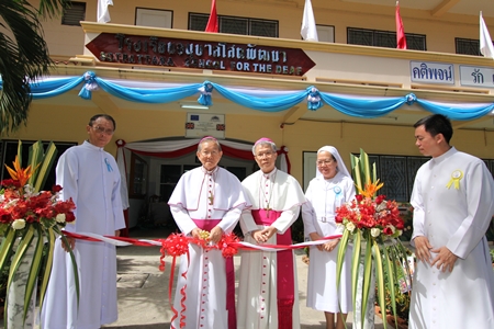 (L to R) Father Dr. Veera Phangrak, director of Pattaya Orphanage; Bishop Emeritus Thienchai Samanjit, former Chantaburi Diocese; Bishop Philip Banchong Chaiyara, Diocese of Ubon Ratchathani; Sister Suphtra Nonthasuwan, female rector and assistant director to Human Resources of Pattaya Orphanage; and Father Kritsada Sukkaphat, deputy director of Pattaya Orphanage cut the ribbon to officially launch the event.