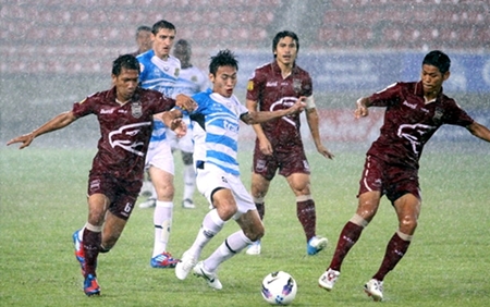 Pattaya United and Police United players challenge for the ball as the rain starts to fall in Bangkok, Sunday, August 5. (Photo/Pattaya United) 
