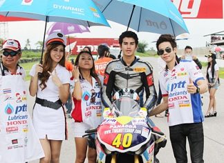 Ben Fortt, second right, poses on the starting grid with the brolly girls and Tingnote Titipong, far right, the 2010 Thailand champion.