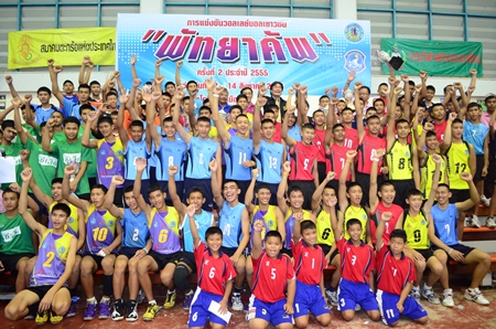 The participating teams pose for a group photo. 