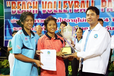 Pattaya Mayor Ittipol Kunplome presents the champion’s trophy to the Kalasin 1 team, winners of the female Open category.